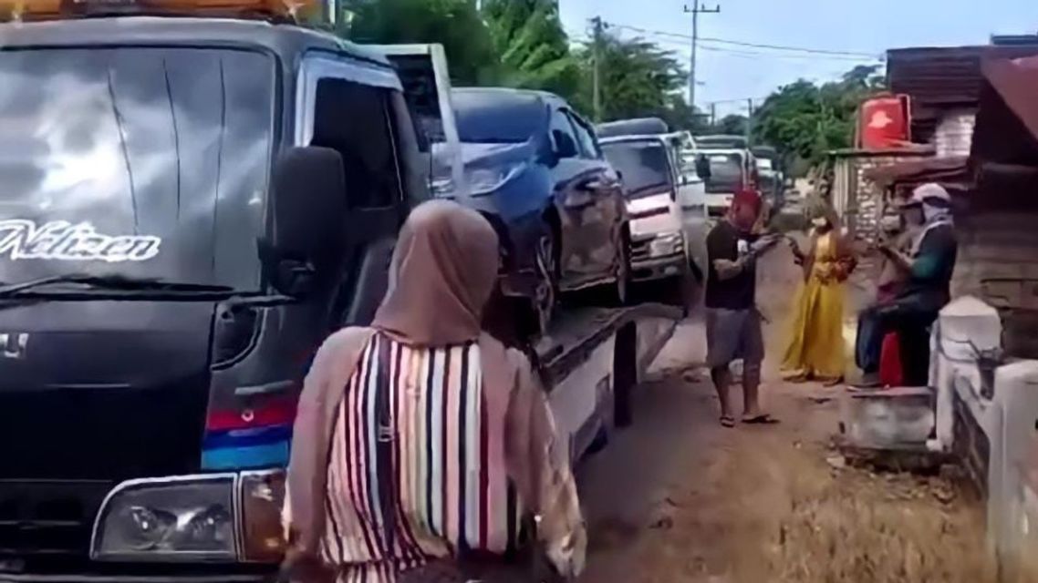 Ingat Kampung Miliarder Tuban? Belasan Mobil Rusak Akibat Kecelakaan, Ternyata Belum Bisa Nyetir~