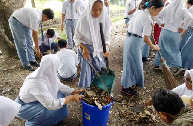 Bahagianya Momen Kerja Bakti di Masa Sekolah. Apalagi Kalau Disuruh Pakai Baju Bebas~