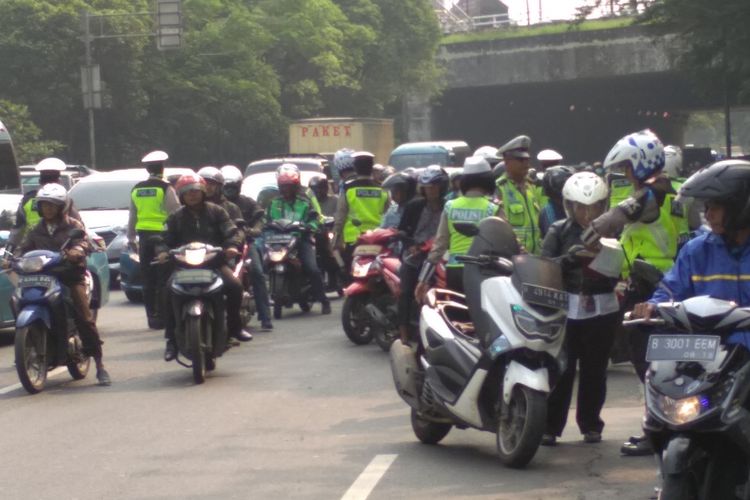 Viral Video Polisi Gagal Hukum Pengendara lantaran Salah Ngegas Motornya. Kurang Fokus, Pak?