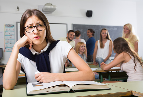 Suka Duka Jadi Anak Pindahan Sekolah. Pinter Dimusuhin, Nggak Pinter Nggak Punya Temen~