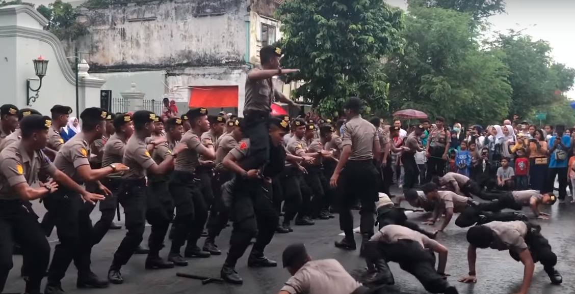 Viral Bocil Nyanyi Lagu Terpesona Lewat Toa Masjid. Kayaknya Mau Selawatan, tapi Lupa Lirik :D