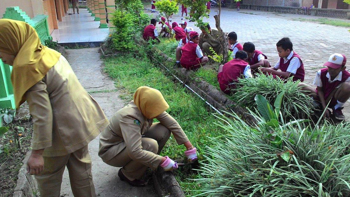 Nostalgia Bahagianya Momen Kerja Bakti di Masa Sekolah. Berasa Bebas Banget~