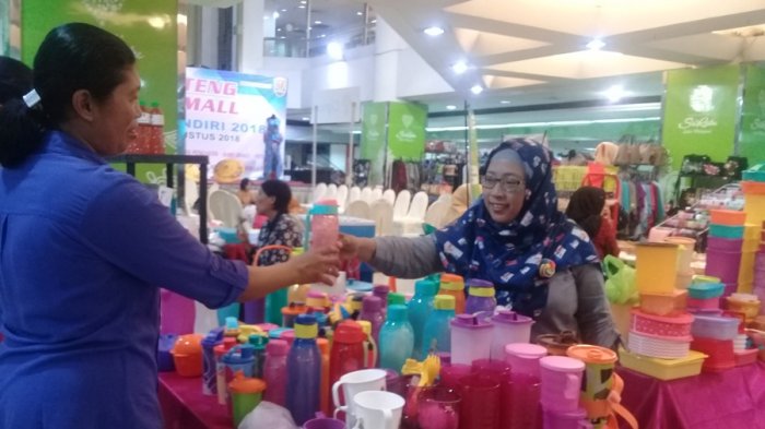 Tipu Daya dan Alasan Ibu-Ibu Membeli Tupperware. Emak Siapa yang Suka Begini nih?