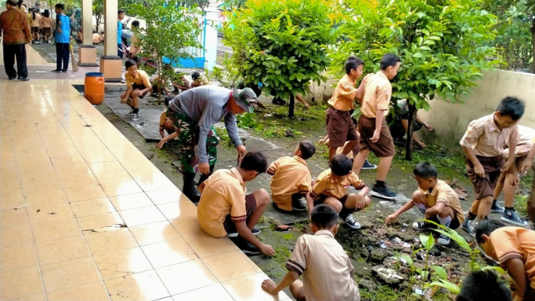 Bahagianya Momen Kerja Bakti di Masa Sekolah. Apalagi Kalau Disuruh Pakai Baju Bebas~