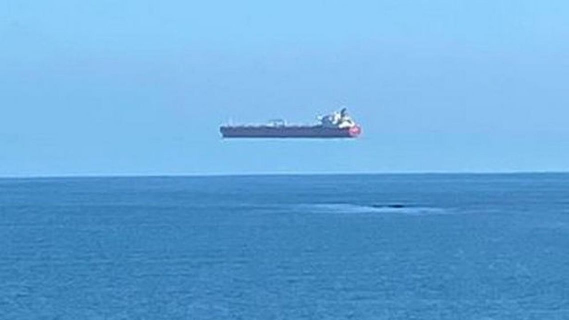 Ramai Foto Kapal 'Melayang' di atas Permukaan Laut. Bukan Hasil Editan Lo, Ada Penjelasannya!