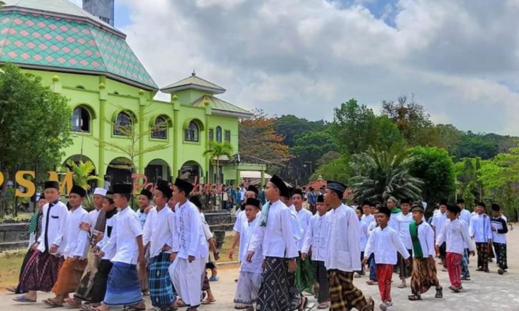 Lika-Liku Anak Pesantren yang Mungkin Nggak Banyak Orang Tahu. Ternyata Begini~