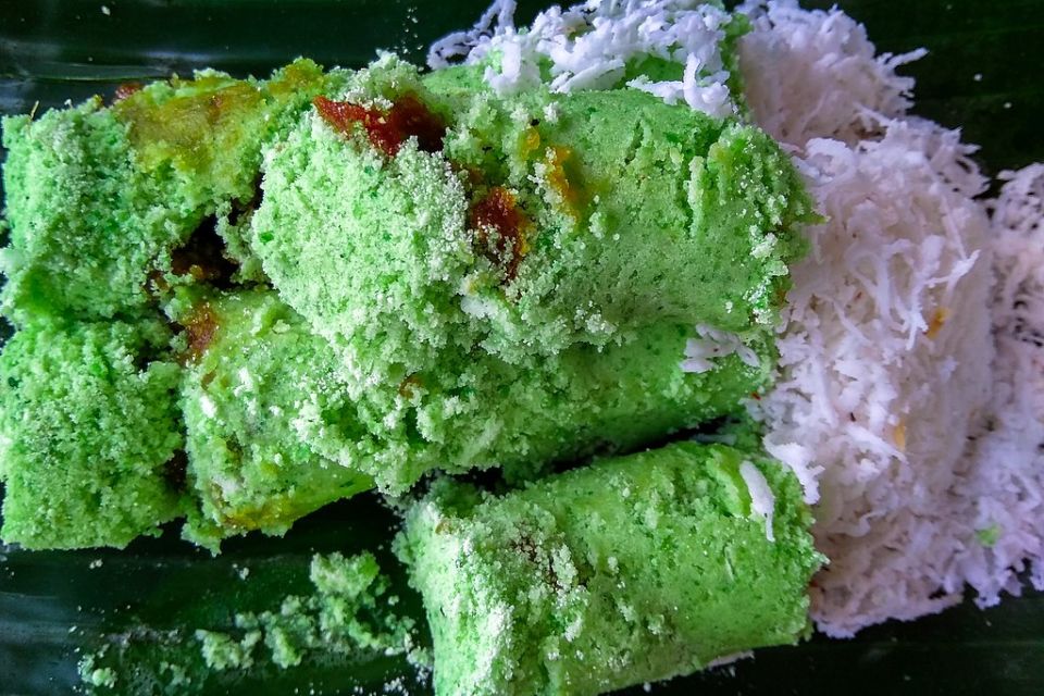 Selain Memiliki Suara yang Unik Saat Membuatnya, Kue Putu Ternyata Punya Sejarah Panjang di Indonesia