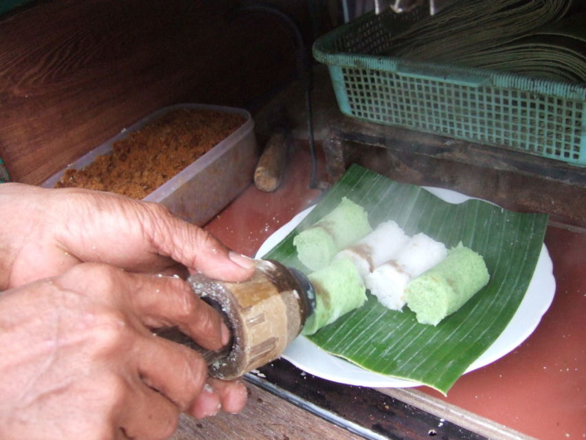 Selain Memiliki Suara yang Unik Saat Membuatnya, Kue Putu Ternyata Punya Sejarah Panjang di Indonesia