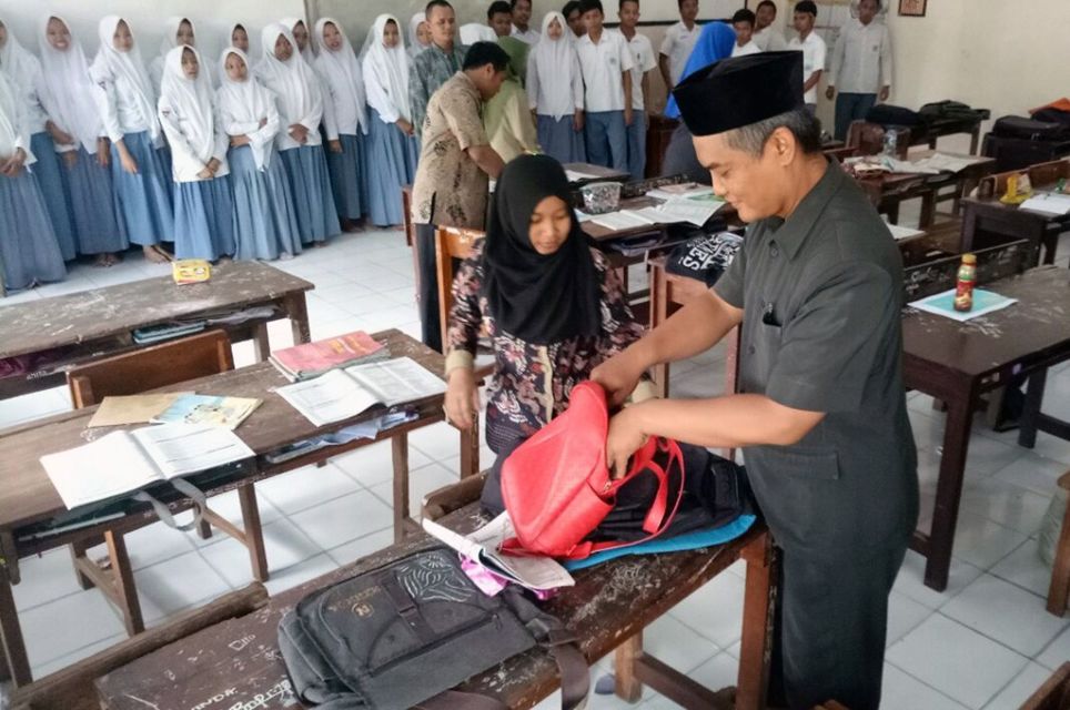 Kamu Melewatkan Masa Muda Kalau Nggak Pernah Melakukan 11 Hal ini di Sekolah. Zaman Jahiliah nih~