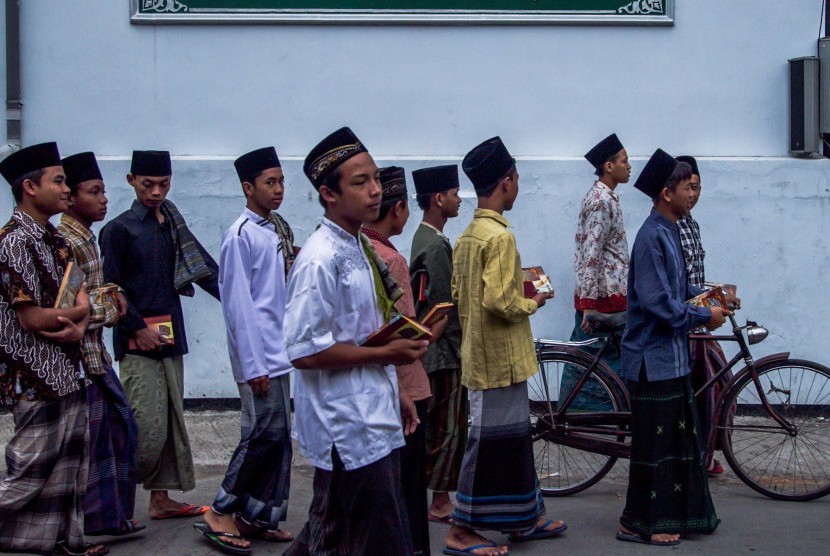 Lika-Liku Anak Pesantren yang Mungkin Nggak Banyak Orang Tahu. Ternyata Begini~