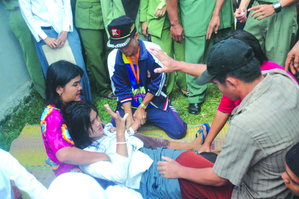 5 Tipe Orang yang Selalu Muncul Saat Ada Kesurupan Massal di Sekolah. Pada Sok Sibuk Betul! :D