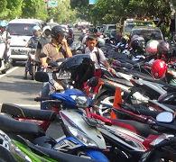 Angka Kendaraan Meroket Lahan Parkir Terjajah