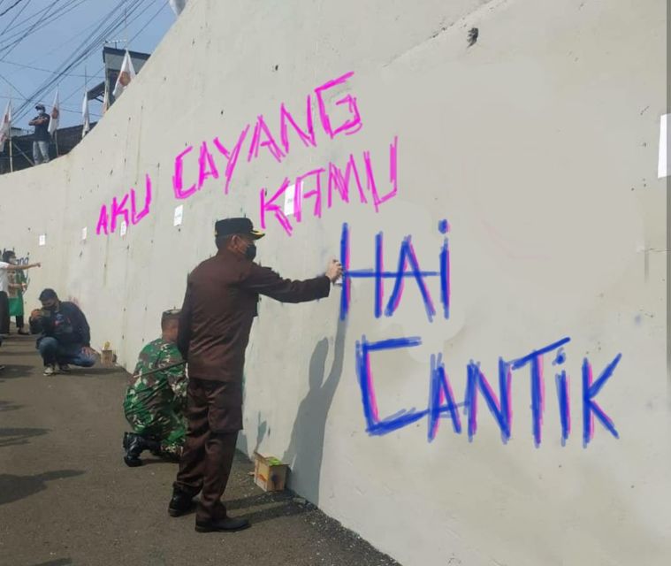 11 Meme Kocak ini Muncul Setelah Viral Foto Pejabat Hingga TNI 'Hias' Jembatan Kedungkandang Malang