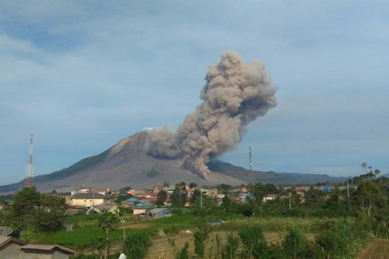 Muntahkan Awan Panas Sejauh 1000 Meter, Masyarakat Sekitar Gunung Sinabung Diimbau Gunakan Masker