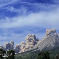 Muntahkan Awan Panas Sejauh 1000 Meter, Masyarakat Sekitar Gunung Sinabung Diimbau Gunakan Masker