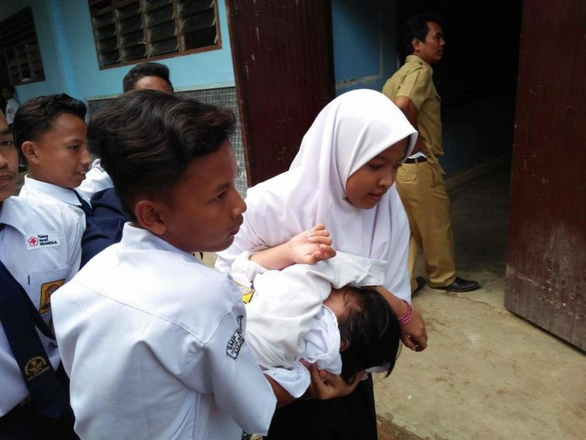 5 Tipe Orang yang Selalu Muncul Saat Ada Kesurupan Massal di Sekolah. Pada Sok Sibuk Betul! :D