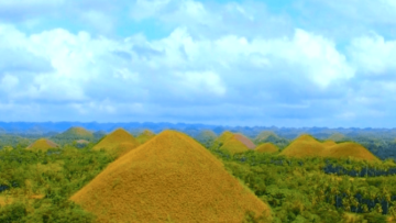 #WisataFilipina-Berpelukan di Bukit Teletubbiesnya Filipina, Chocolate Hills yang Mengangumkan.