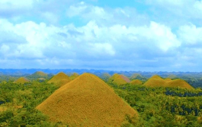 #WisataFilipina-Berpelukan di Bukit Teletubbiesnya Filipina, Chocolate Hills yang Mengangumkan.