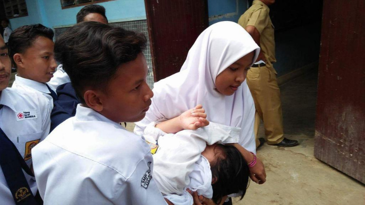 5 Tipe Orang yang Selalu Muncul Saat Ada Kesurupan Massal di Sekolah. Pada Sok Sibuk Betul! :D