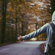 Traveling itu Nggak Mahal! Yuk Kenalan sama Hitchhiking, Kamu Bisa Traveling Modal Dengkul sama Jempol doang!