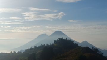 Keindahan Gunung Prau Incaran Para Pendaki di Masa Pandemi