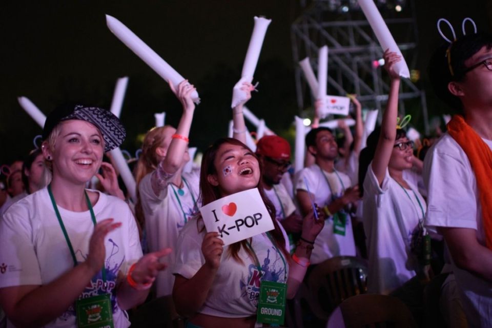 Serba-Serbi Dunia K-Pop yang Bikin K-Popers Naik Darah Kalau Kita Omongin. Hati-Hati Aja~