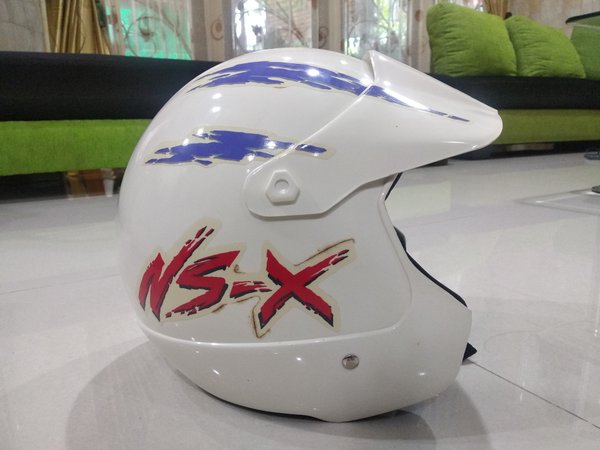 Alasan Kaum Bapak-Bapak Hobi Pakai Helm Bawaan dari Dealer. Bapakmu Gini Juga?