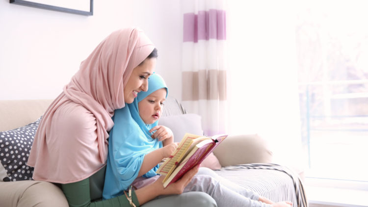 5 Cara Mudah Mengenalkan Makna Berpuasa ke Anak. Tanpa Memaksa pun Bisa!