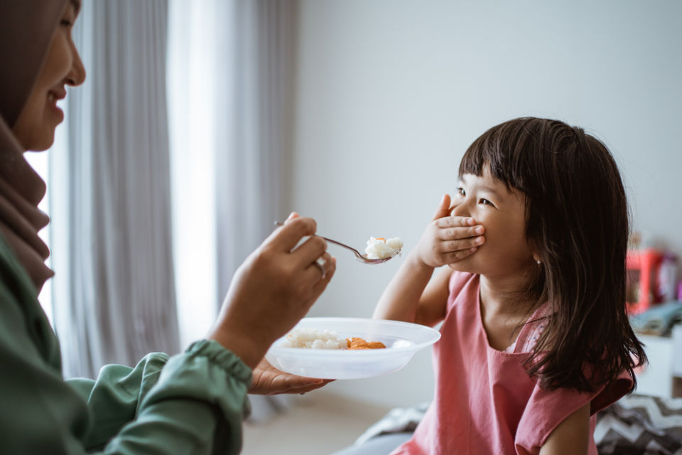 5 Cara Mudah Mengenalkan Makna Berpuasa ke Anak. Tanpa Memaksa pun Bisa!