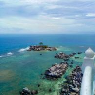 Teropong Keindahan Pantai dan Batu Granit dari Mercusuar Pulau Lengkuas