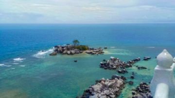 Teropong Keindahan Pantai dan Batu Granit dari Mercusuar Pulau Lengkuas