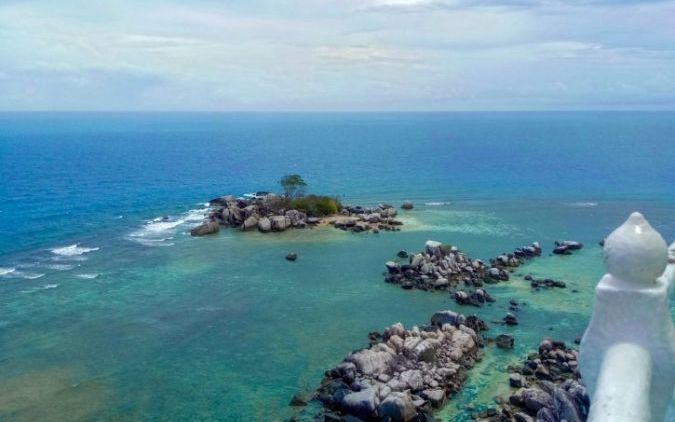 Teropong Keindahan Pantai dan Batu Granit dari Mercusuar Pulau Lengkuas