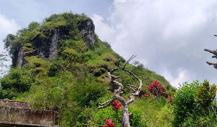 Rehat Sejenak dari Rutinitas Dengan Menikmati Matahari Tenggelam di Atas Awan Desa Wisata Gunung Kendhil. Indah dan Rileks Sekaligus!