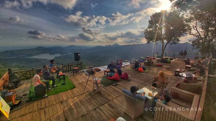 Coffee Angkasa, Indahnya View Sunset dan Bintang di Langit Kulon Progo