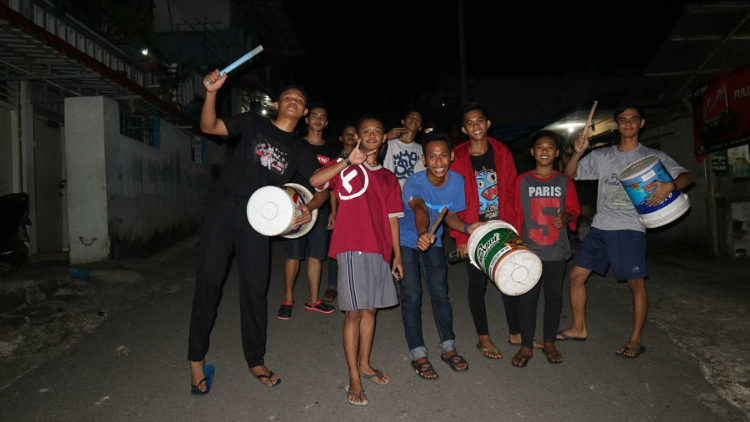 11 Cara Kocak Orang-Orang Bangunin Sahur di Bulan Puasa. Tentu Jadi Momen Berkesan nih! :D