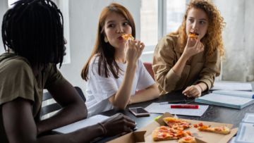 #CerpenHipwee; Percakapan di Sela Makan Siang