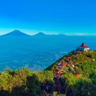 Bagi Anda Pendaki Pemula, Gunung Ini Bisa Dijadikan Pilihan, dengan Pemandangan Golden Sunrise yang Memukau