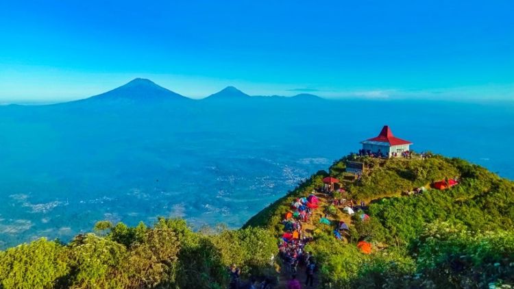 Bagi Anda Pendaki Pemula, Gunung Ini Bisa Dijadikan Pilihan, dengan Pemandangan Golden Sunrise yang Memukau