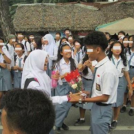 Nostalgia Konyolnya Nembak Cewek di Depan Banyak Teman Waktu Sekolah. Kok Dulu Nggak Malu, ya?