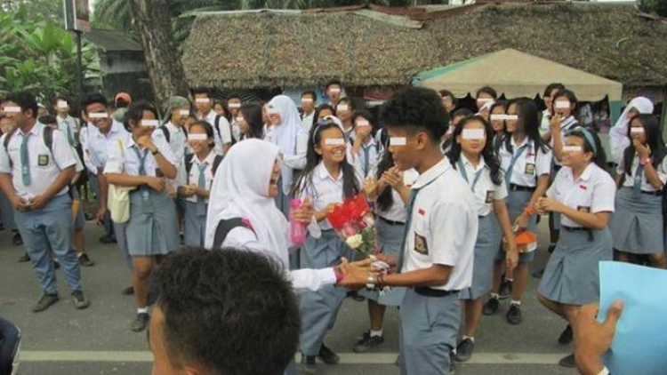 Nostalgia Konyolnya Nembak Cewek di Depan Banyak Teman Waktu Sekolah. Kok Dulu Nggak Malu, ya?