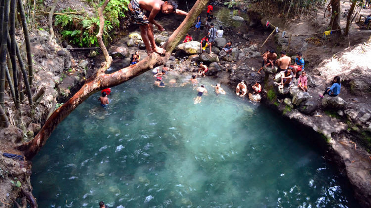 Objek Wisata Pemandian Alam Blue Lagoon Memiliki Keunikan Air Jernih Berwarna Biru