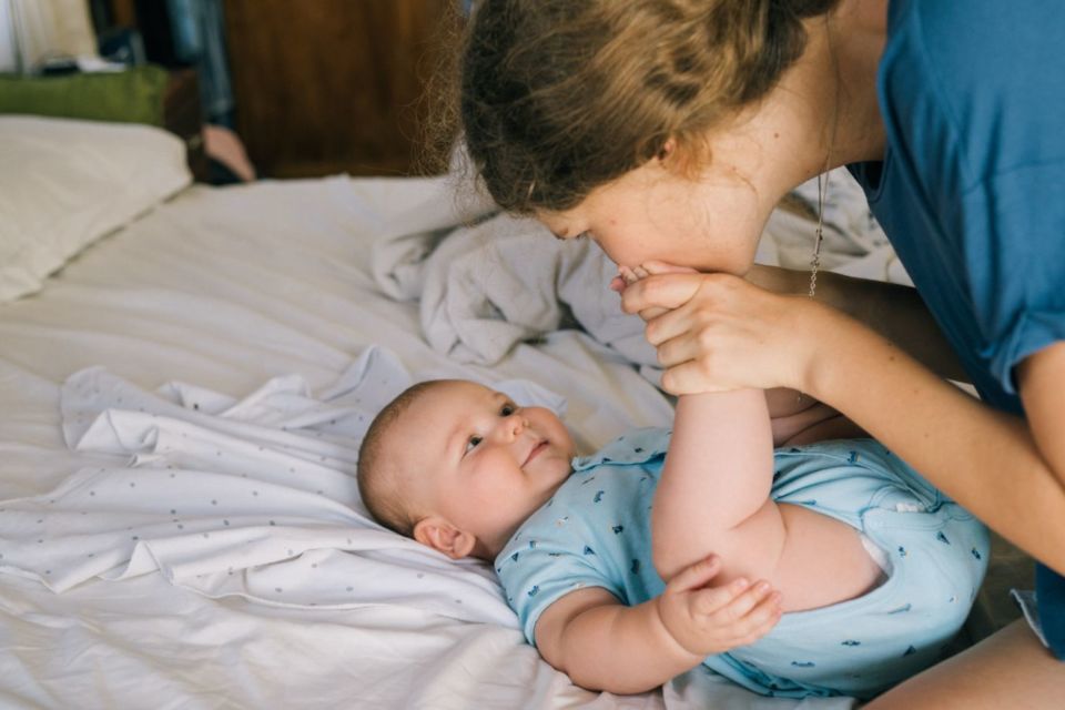 6 Hal Penting yang Harus Diketahui Soal Pijat Bayi. Ada Manfaat dan Risikonya!