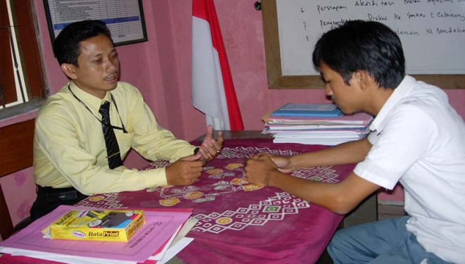 4 Tipikal Orang Tua Saat Anaknya Dipanggil Guru BK. Pernah Ngalamin Nggak?