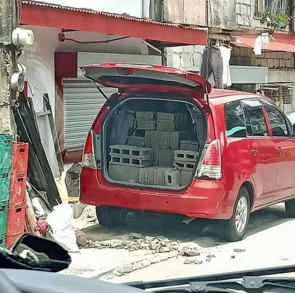 11 Aksi Kendaraan Bawa Barang dengan Cara Nggak Lazim ini Bikin Geleng-Geleng Kepala. Kok Bisa?!