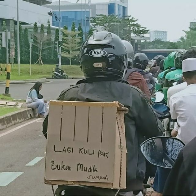 Kena Razia Saat Melewati Pos Mudik, Pengendara Motor ini Pura-Pura Kesurupan. Ada-Ada Saja!