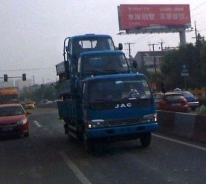 11 Aksi Kendaraan Bawa Barang dengan Cara Nggak Lazim ini Bikin Geleng-Geleng Kepala. Kok Bisa?!