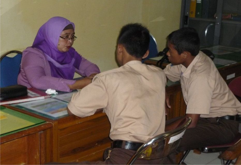 4 Tipikal Orang Tua Saat Anaknya Dipanggil Guru BK. Pernah Ngalamin Nggak?