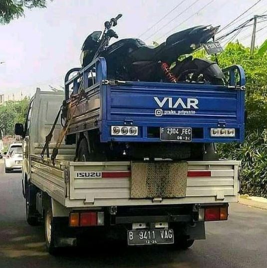 11 Aksi Kendaraan Bawa Barang dengan Cara Nggak Lazim ini Bikin Geleng-Geleng Kepala. Kok Bisa?!