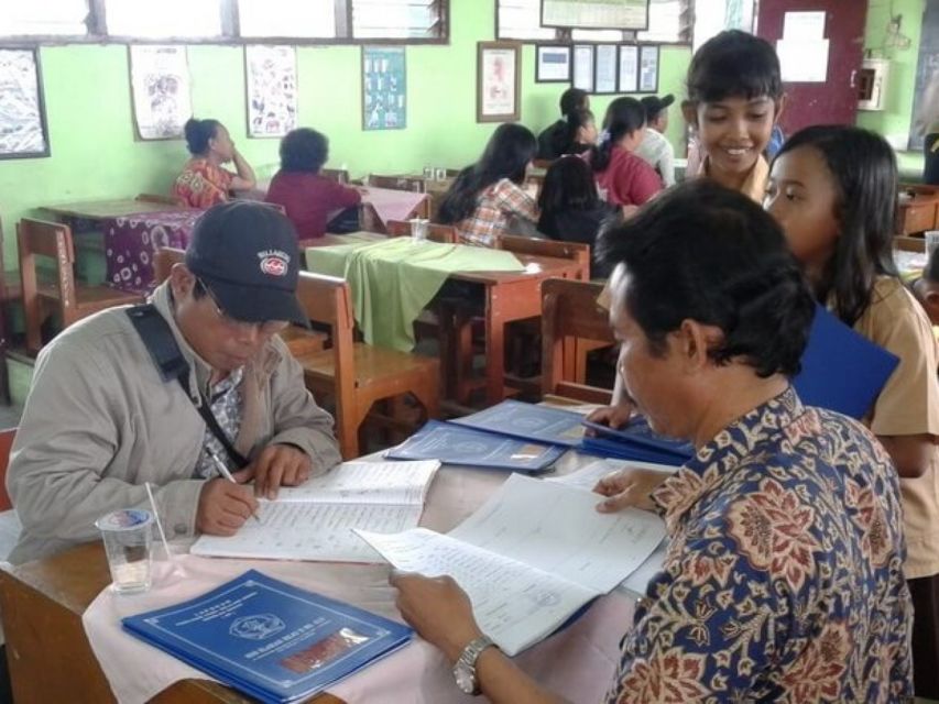 Perbedaan Bapak-bapak dan Ibu-ibu Saat Ambil Rapor Anaknya. Kocak Betul!