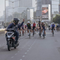 Viralnya Foto Pemotor Acungkan Jari Tengah di Jalan. Wagub DKI Beri Peringatan ke Pesepeda